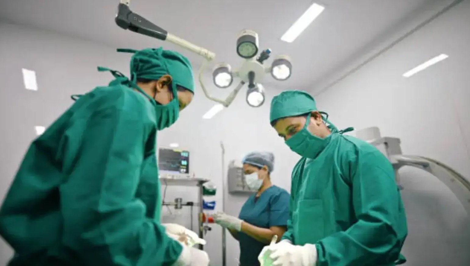 18-Year-Old’s Hand Amputated at Wrist: Doctors Reattach It in 7-Hour Life-Changing Surgery